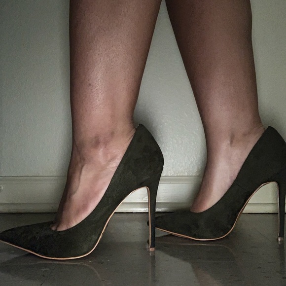 AKIRA Green Pointed Toe High Heels - Picture 6 of 7